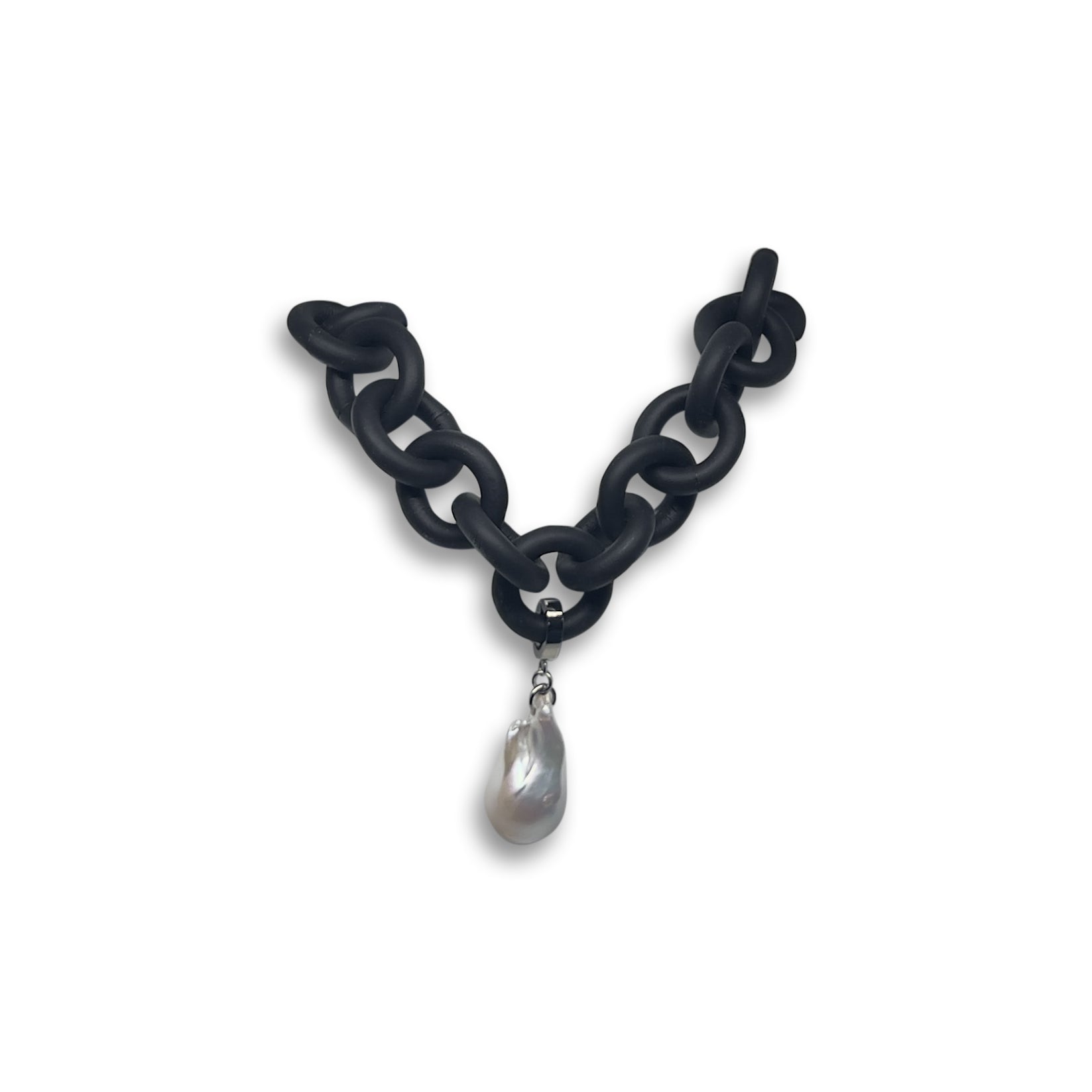 BLACK RUBBER CHAIN NECKLACE WITH REMOVABLE WHITE BAROQUE PEARL PENDENT 