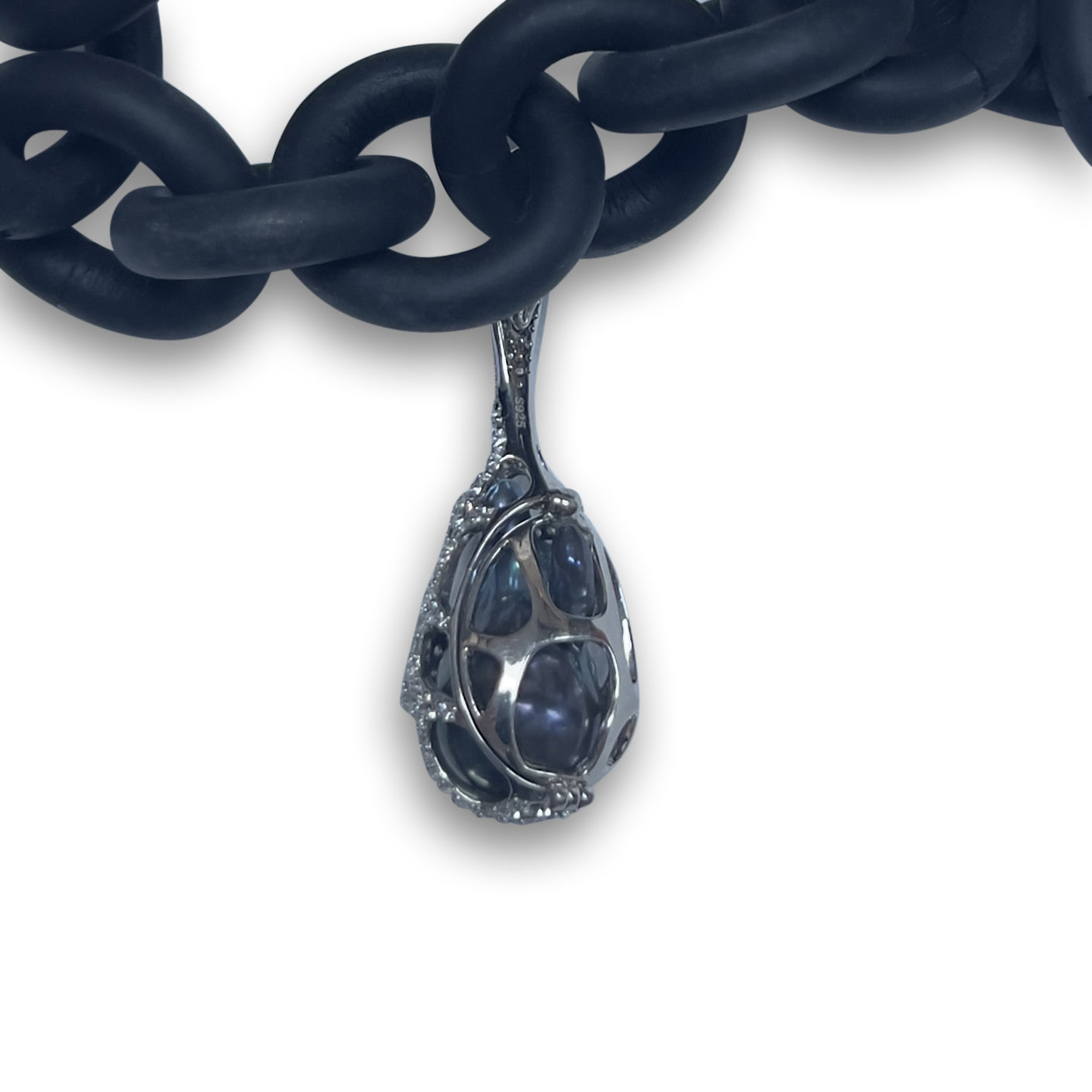 BLACK RUBBER CHAIN NECKLACE WITH RHODIUM-PLATED GREY BAROQUE PEARL PENDENT