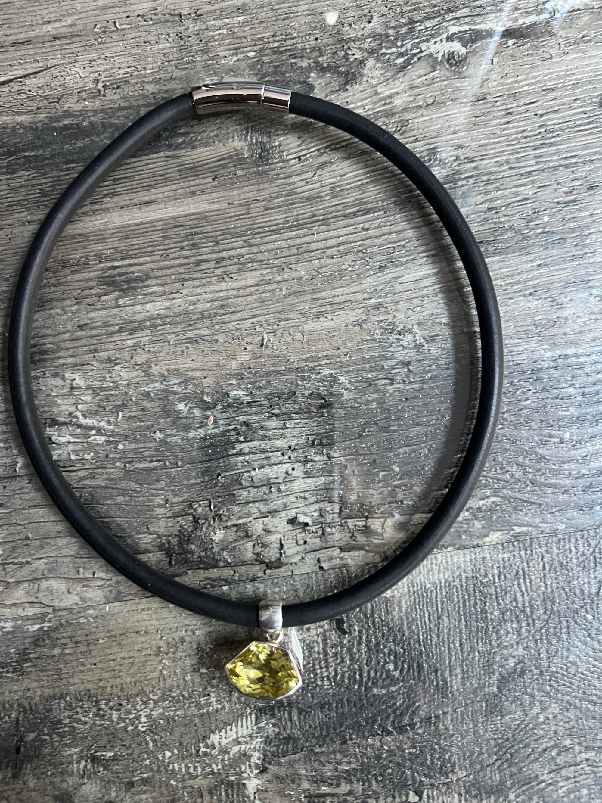 Rubber Necklace with free-form lemon topaz