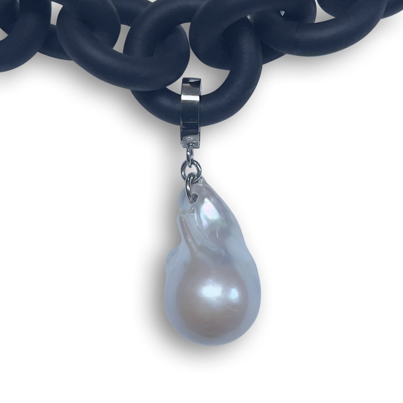 BLACK RUBBER CHAIN NECKLACE WITH REMOVABLE WHITE BAROQUE PEARL PENDENT 