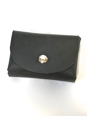 A customer review about the Essentials wallet