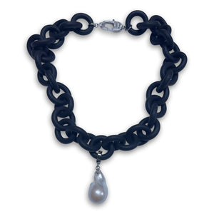 BLACK RUBBER CHAIN NECKLACE WITH REMOVABLE WHITE BAROQUE PEARL PENDENT&nbsp;