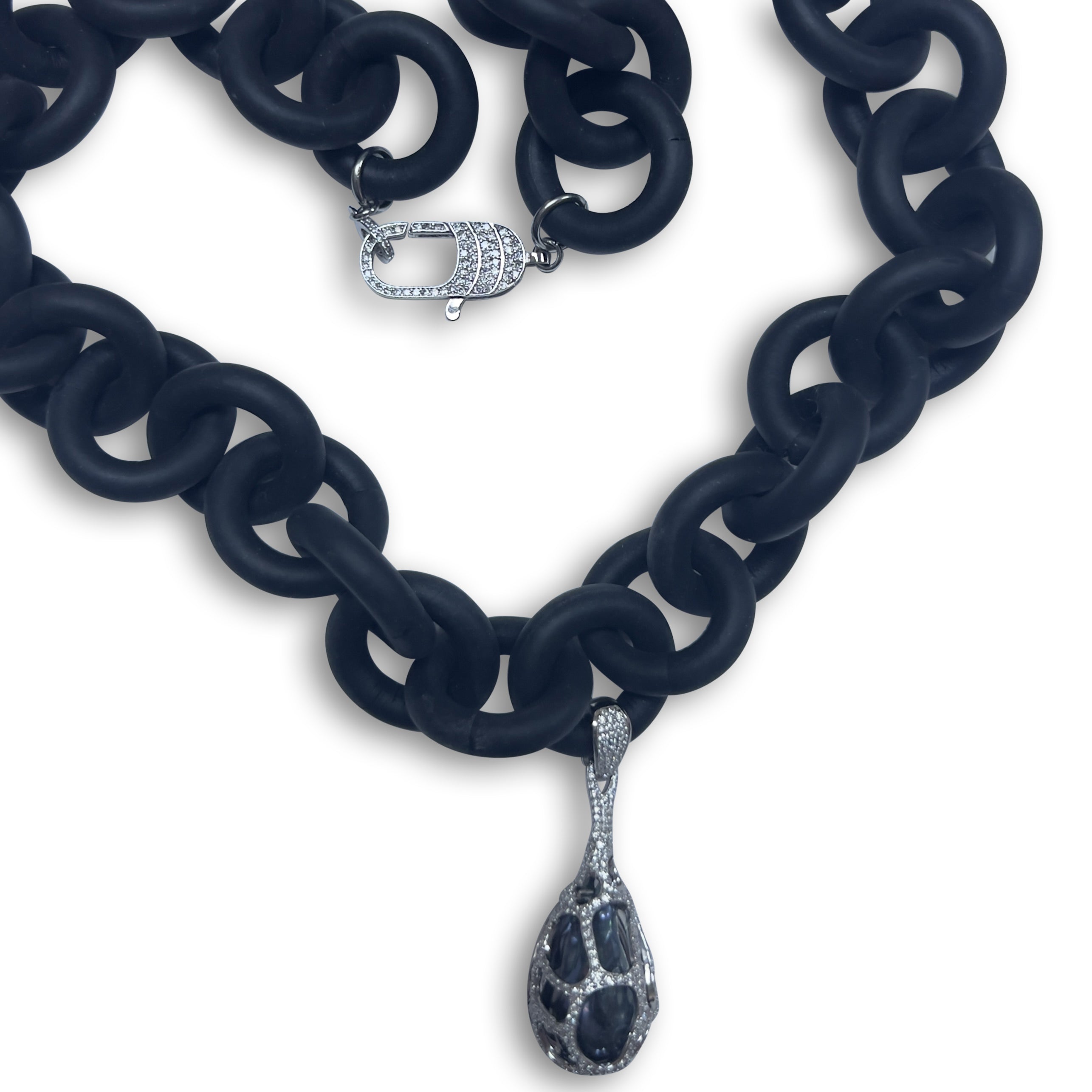BLACK RUBBER CHAIN NECKLACE WITH RHODIUM-PLATED GREY BAROQUE PEARL PENDENT&nbsp;