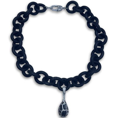 BLACK RUBBER CHAIN NECKLACE WITH RHODIUM-PLATED GREY BAROQUE PEARL PENDENT&nbsp;